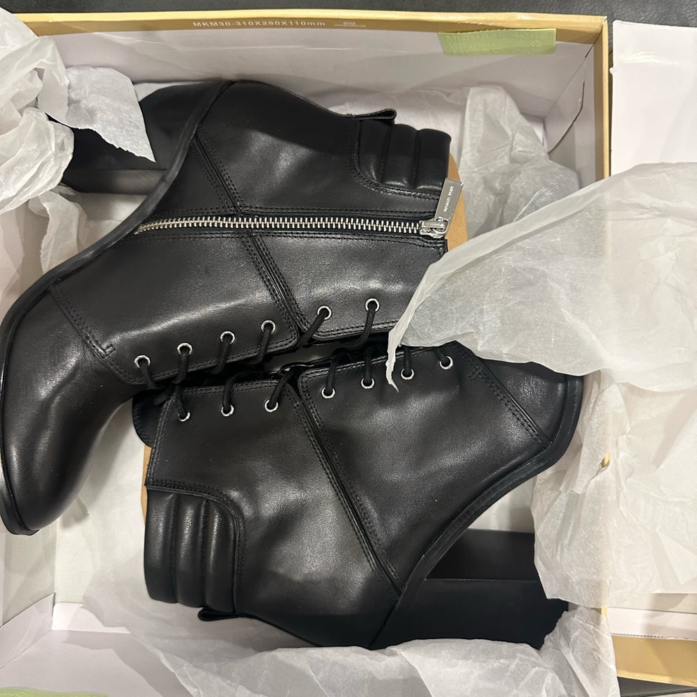 NIB Michael Kors Thatcher Lace Up Black Leather Boots, size 9 - Picture 3 of 5